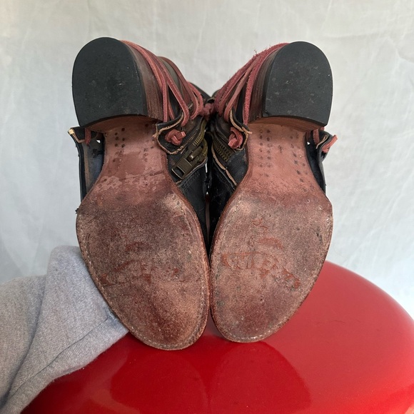 Gorgeous black and wine Freebird shoes - Picture 6 of 8